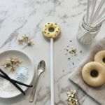 Decorazione ciambella gialla
