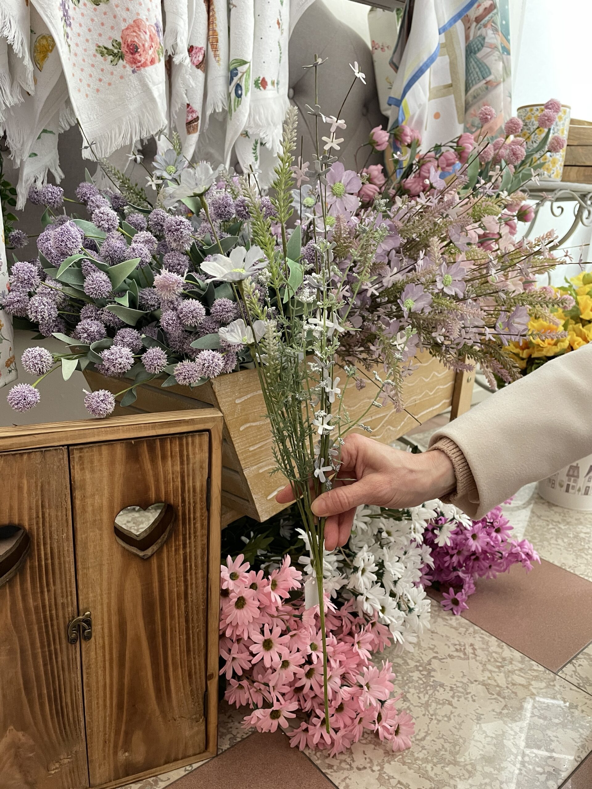 Mazzo margherite e fiori di campo celesti