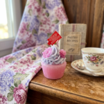 Candela muffin rosa con crema lilla
