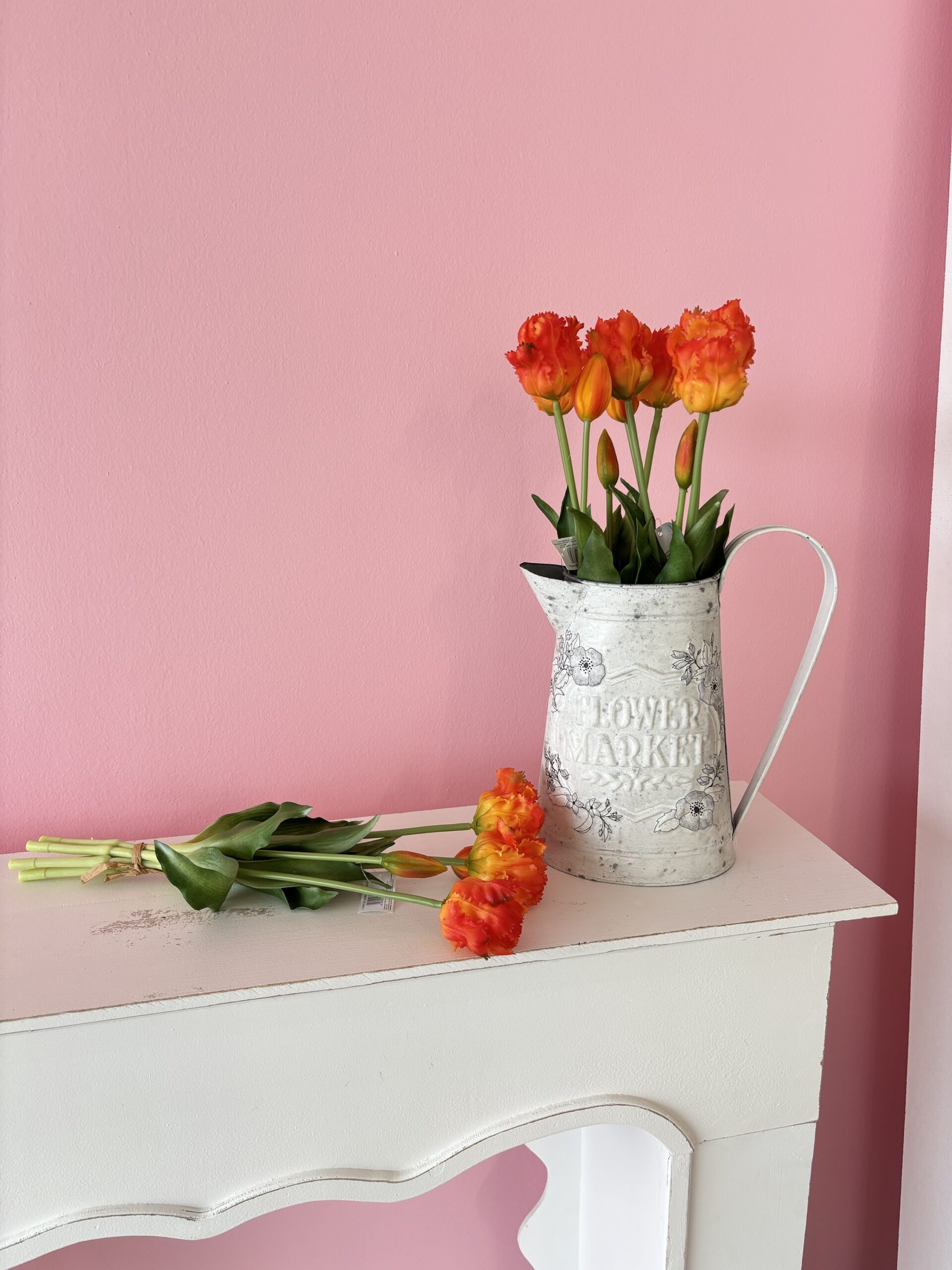 Mazzo 3 fiori + 2 chiusi pappagallo arancione H40 cm