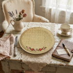 Vassoio/svuotatsche rafia con fiori