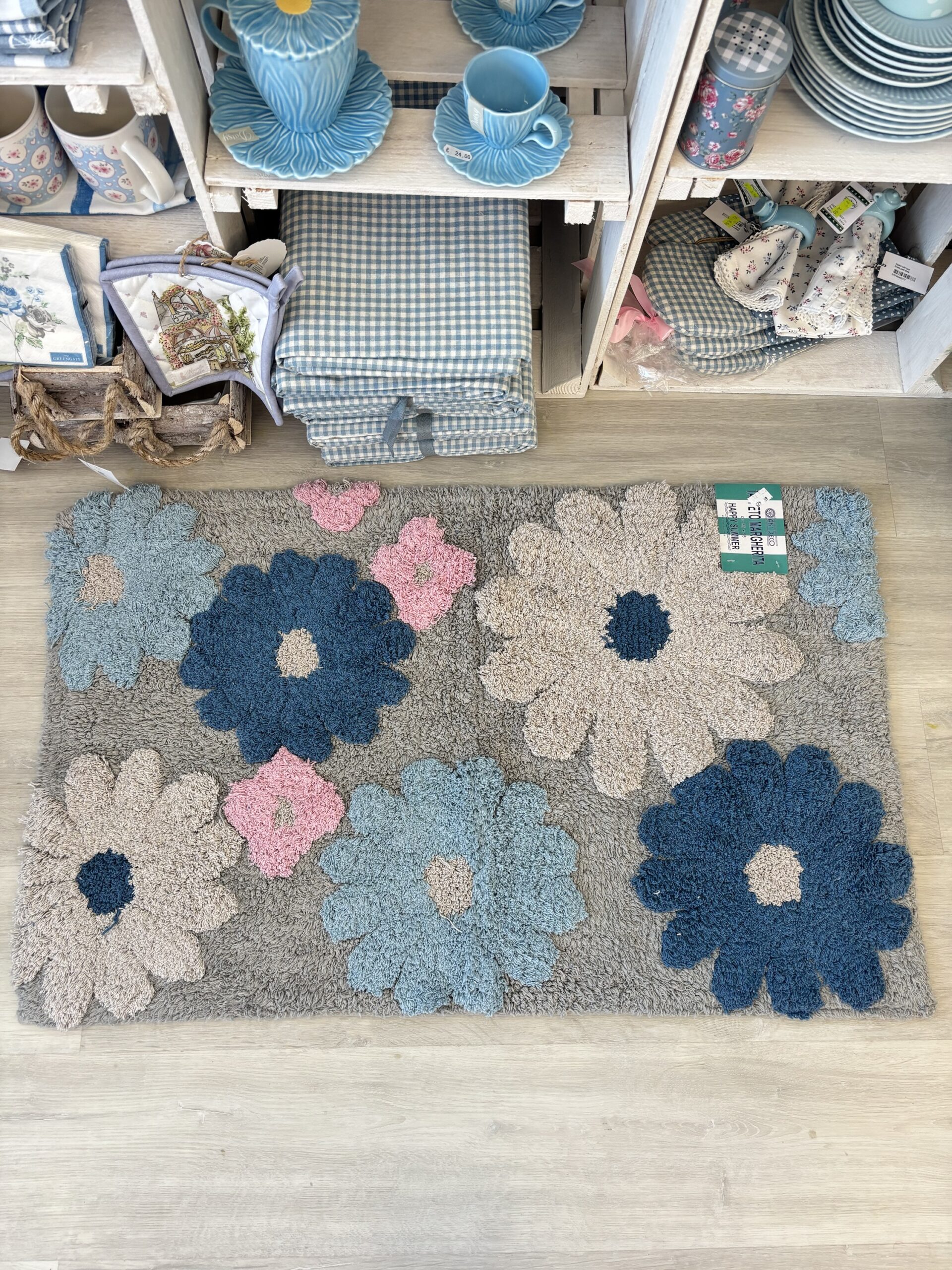 Tappeto fiori grigio