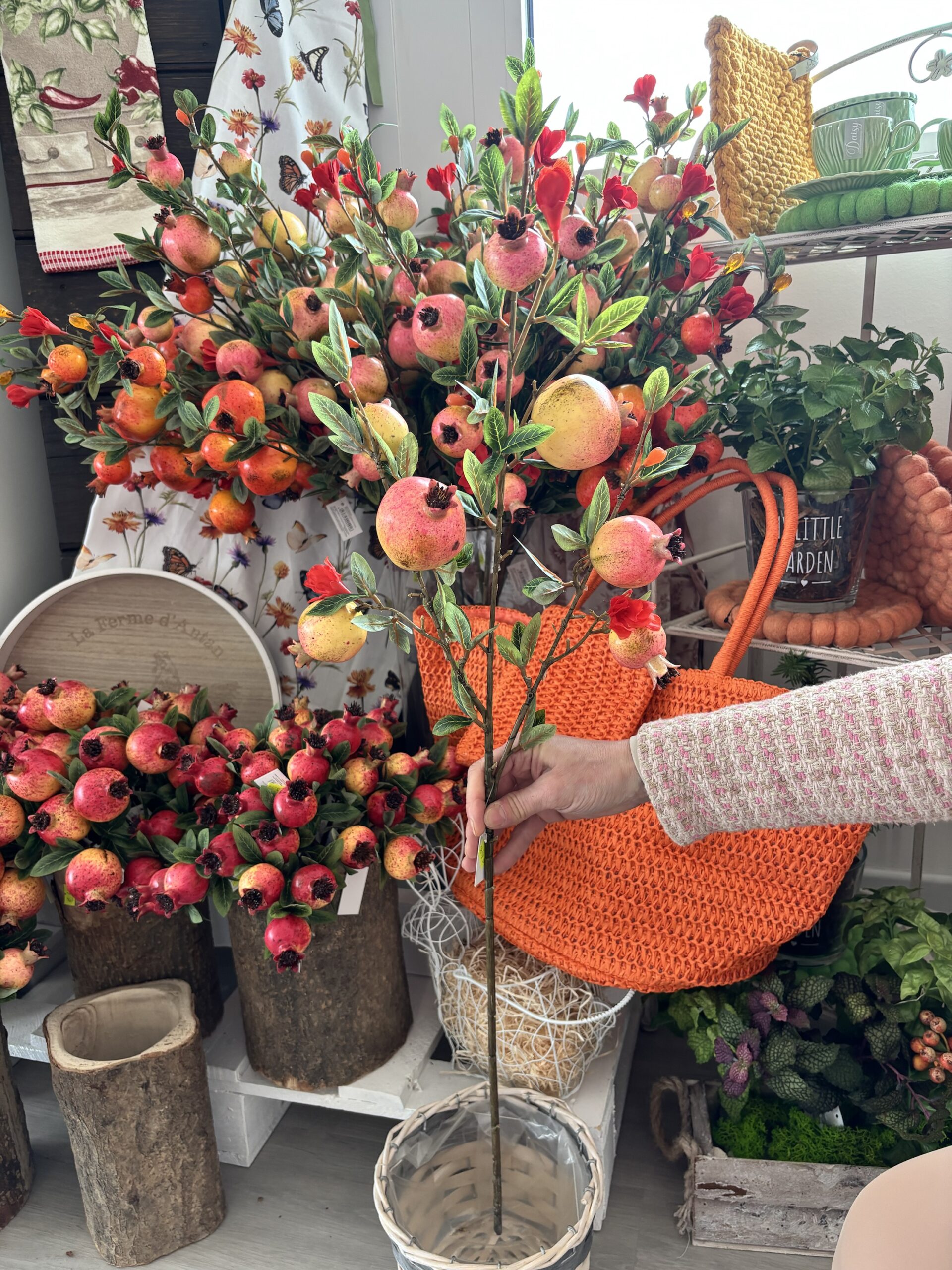 Ramo melograno e fiori rosa