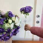 Ramo anemone con foglie e bocciolo viola