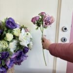 Ramo anemone con foglie e boccolo lilla