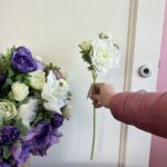 Ramo anemone con foglie e bocciolo bianco