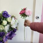 Ramo anemone con foglie e bocciolo fuxia