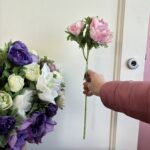 Ramo anemone con foglie e bocciolo rosa