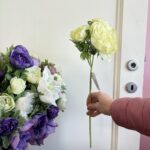 Ramo anemone con foglie e bocciolo giallo