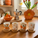 4 tazze caffè con sotto tazza arancia