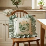 Cuscino con balza sedia silent gold nuvole di stoffa